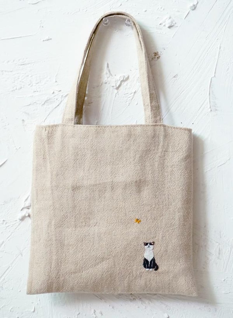 Cat and butterfly hand-embroidered bag - กระเป๋าถือ - ผ้าฝ้าย/ผ้าลินิน ขาว