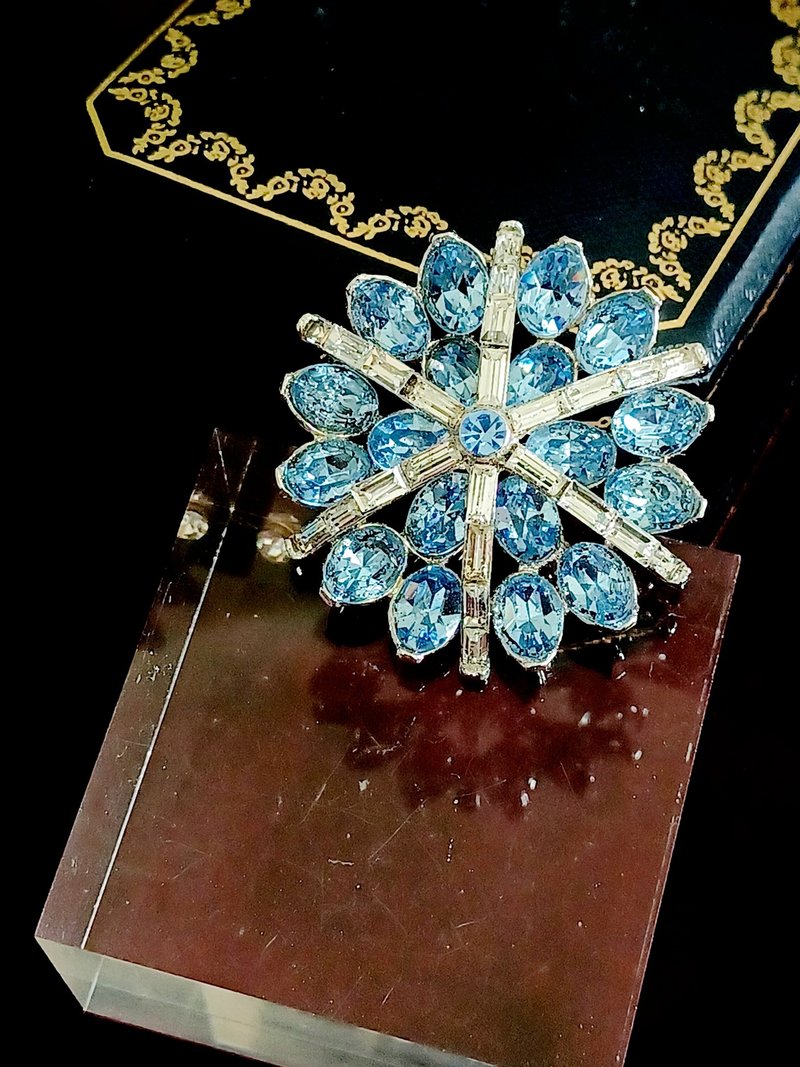 vintage jewelry Trifari 經典立體淡藍萊茵花卉 別針 胸針 - 胸針 - 其他金屬 