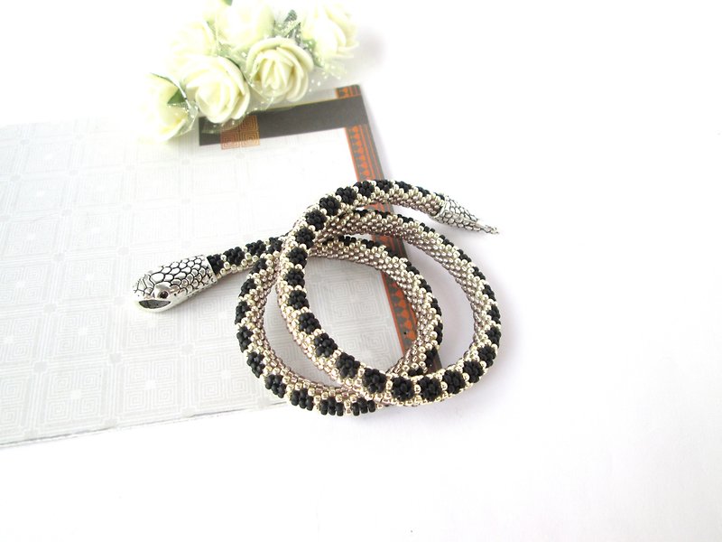 Silver gray snake necklace Ouroboros bracelet Animal necklace Gray beaded neckla - 手鍊/手環 - 其他材質 多色