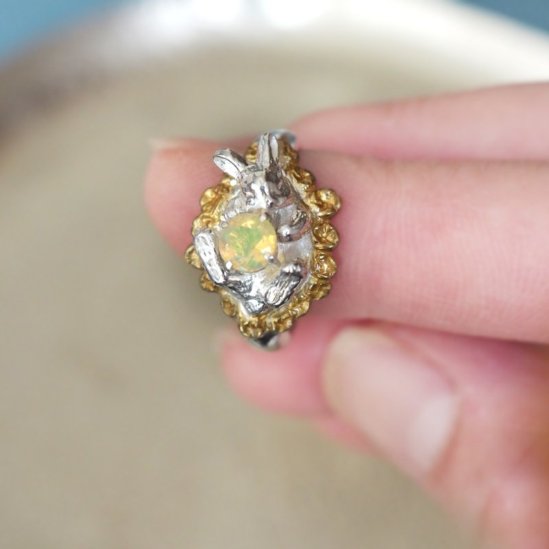 宝石を抱いたお花畑の白うさぎリング オパール - 戒指 - 純銀 銀色