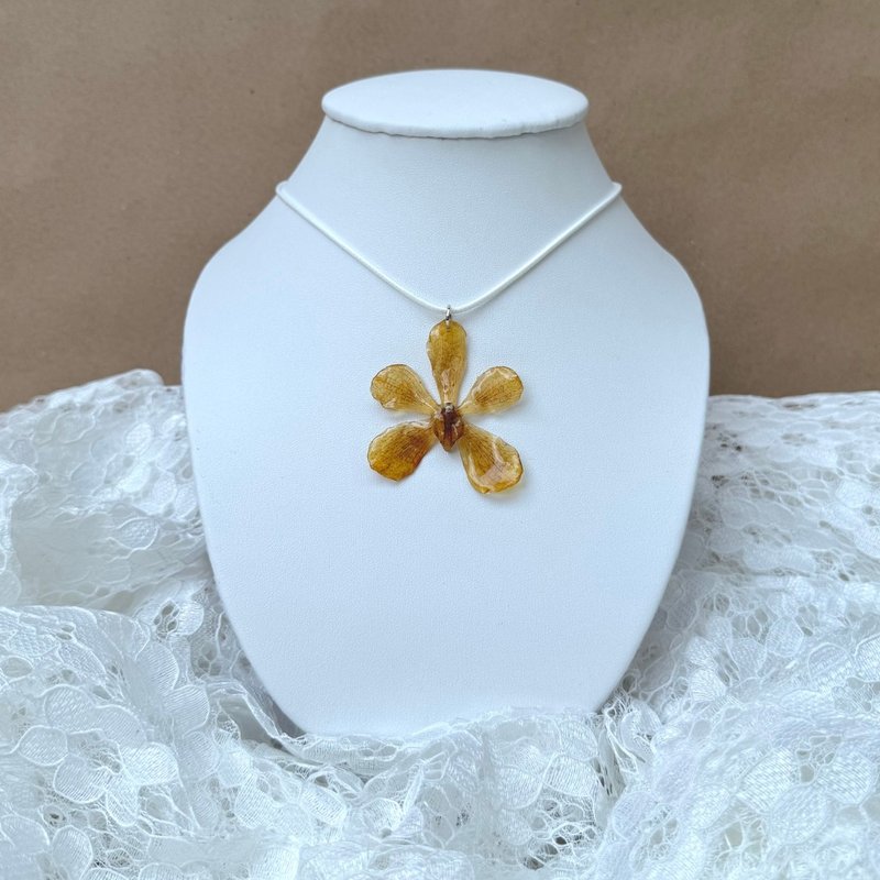 Yellow mokara orchid necklace with white wax string necklace - 項鍊 - 植物．花 黃色