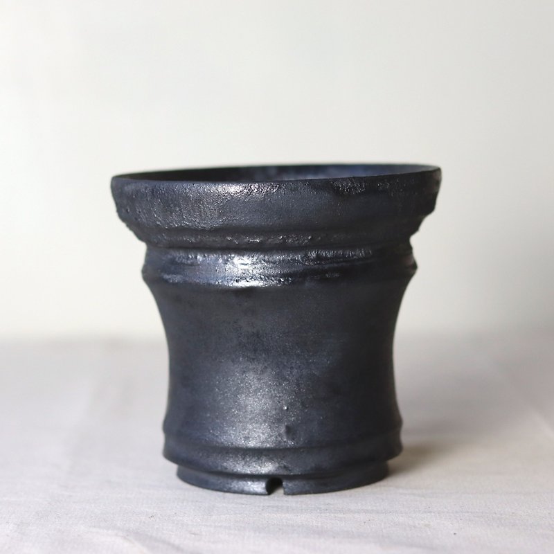 Brushed iron glaze in black sheep basin - Plants - Pottery Black