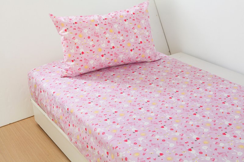 Anti-mite waterproof breathable cotton bedding bed bag pillow set <rabbit garden> double cleaning pad diapers pad waterproof pad - เครื่องนอน - ผ้าฝ้าย/ผ้าลินิน สึชมพู