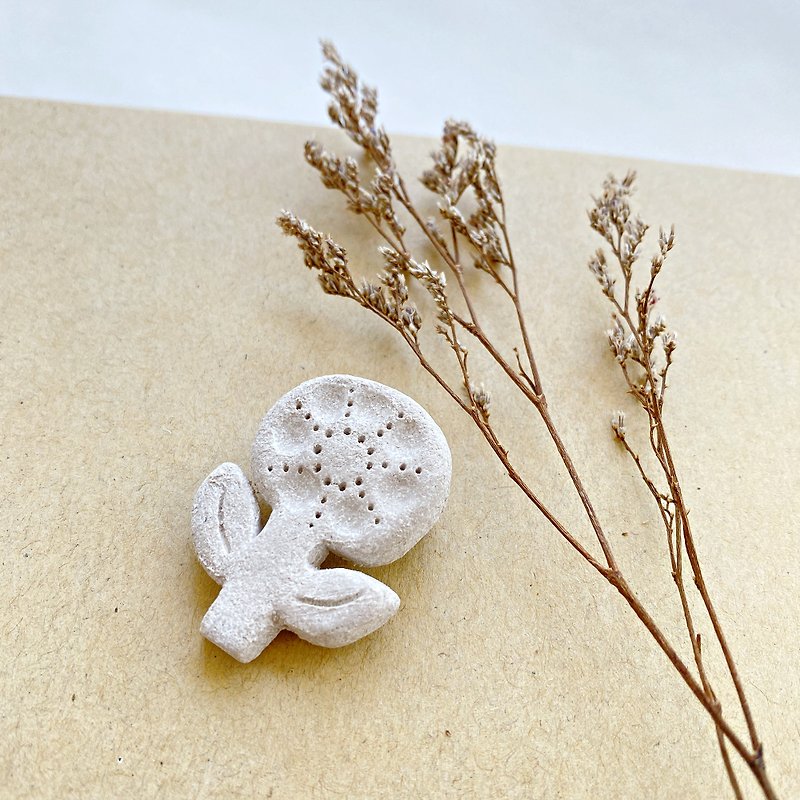 小花花花ブローチバックルピンディフューザーセラミック粘土飾り - ブローチ - 粘土 ホワイト