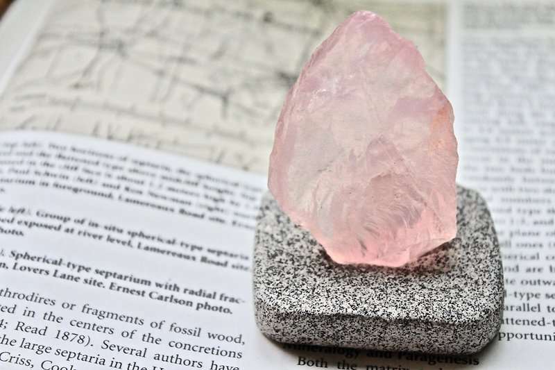 石栽 SHIZAI-粉水晶原礦-含底座 - 擺飾/家飾品 - 寶石 粉紅色