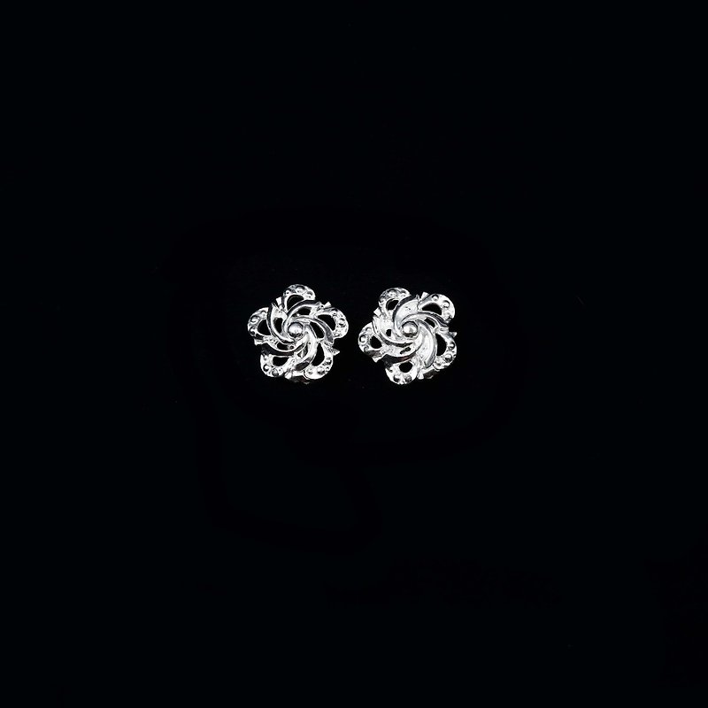 Pumpkin Vintage. Swirl silver flower clip earrings - Earrings & Clip-ons - Other Materials 