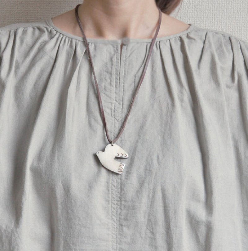 Earth tree fair trade fair trade -- Nepalese handmade leather rope bird necklace (two colors) - สร้อยคอ - วัสดุอื่นๆ 