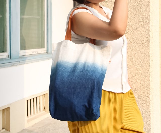 ハンドメイドのグラデーションブルー染めトートバッグ - ショップ