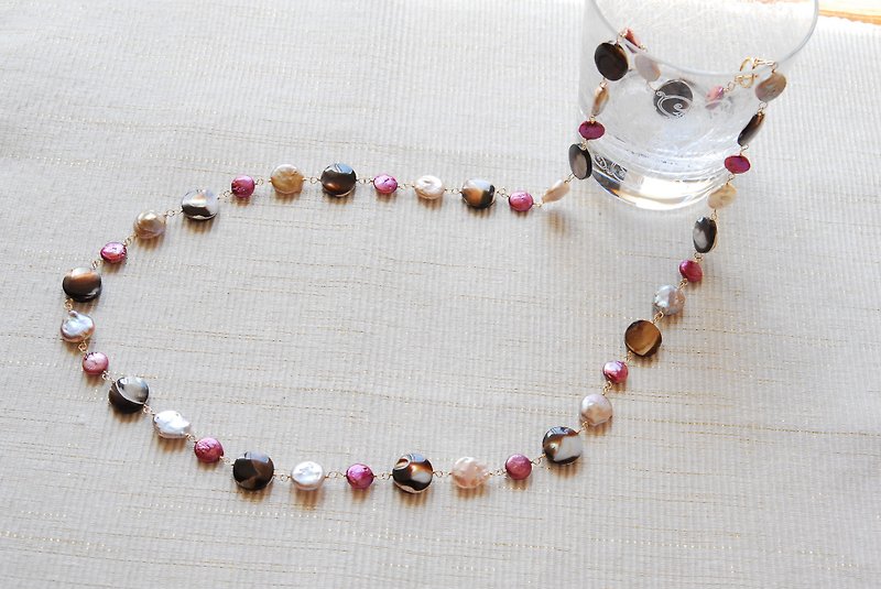Brown mother-of-pearl and two kinds of pearl fall color necklace 14kgf - สร้อยคอ - เปลือกหอย สีนำ้ตาล