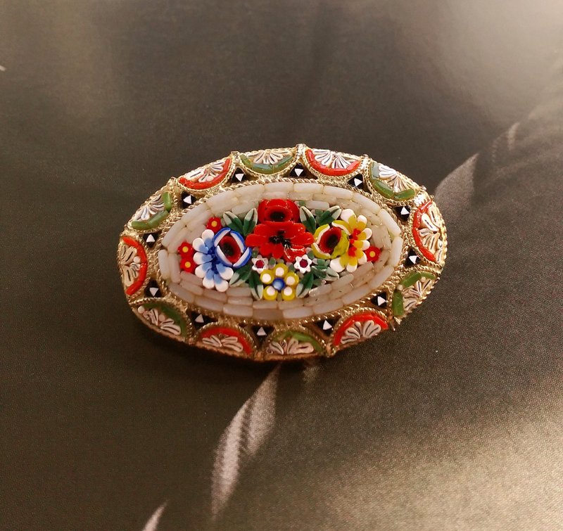 西洋古董飾品。ITALY  微型馬賽克 橢圓 白底百花花卉 別針 - 徽章/別針 - 其他金屬 金色
