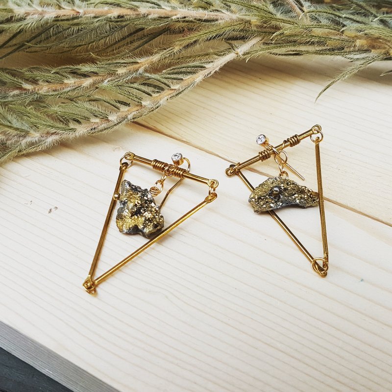 推出限量【古銅色石英石原礦倒三角型耳環】倒三角型3×4cm - 耳環/耳夾/耳骨夾 - 寶石 粉紅色