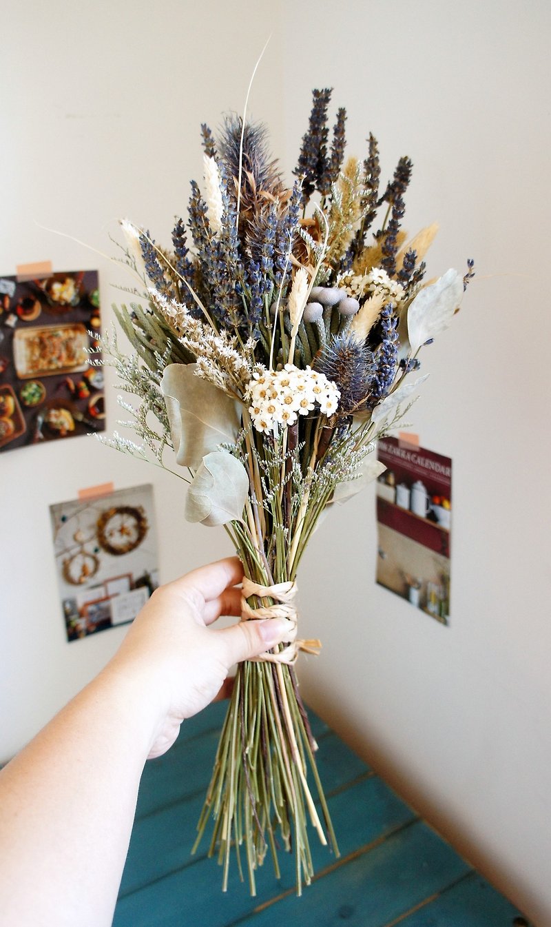 Hand-tied bridal bouquet with hand-tied lavender in the countryside of South France - Plants - Plants & Flowers Multicolor