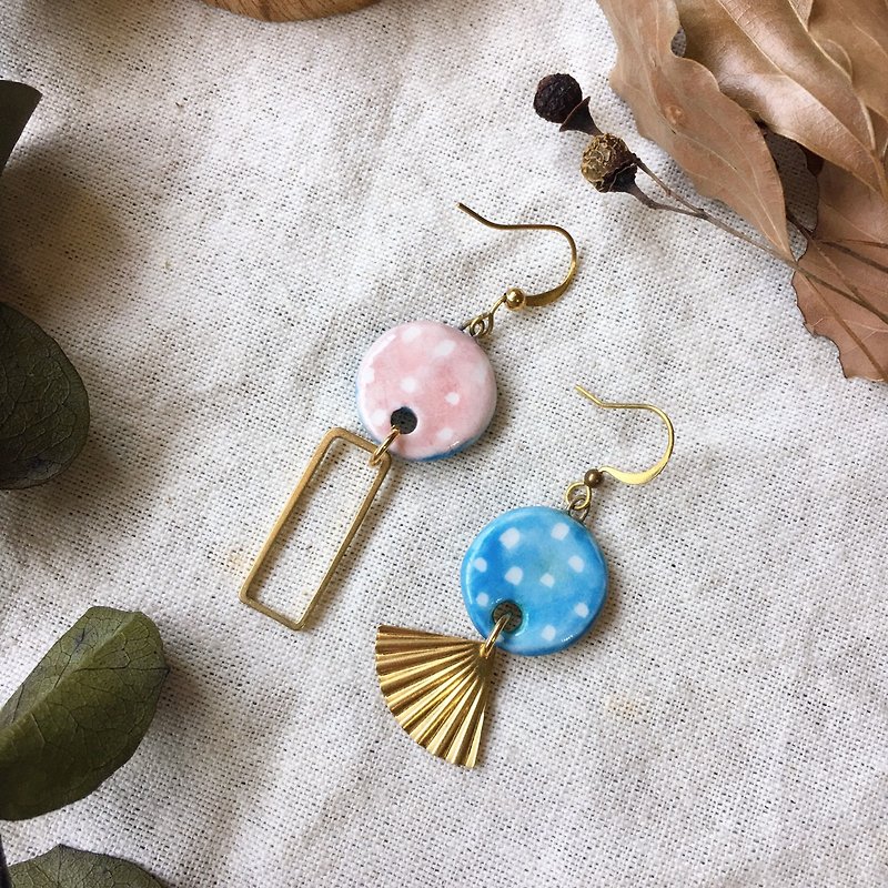 [Handmade by a potter] Handmade white porcelain x macaron x pink blue x engraved earrings - Earrings & Clip-ons - Porcelain Pink