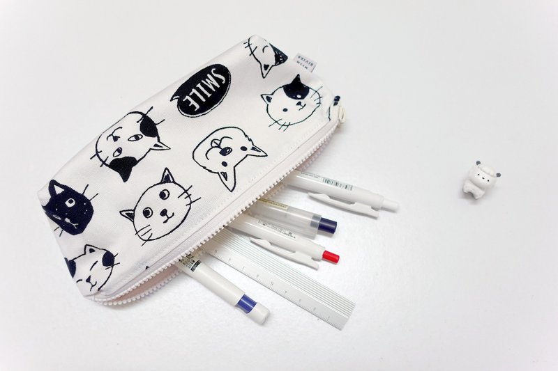 Little Boat Pencil Case - Cat & Dog Close-ups - กล่องดินสอ/ถุงดินสอ - ผ้าฝ้าย/ผ้าลินิน ขาว