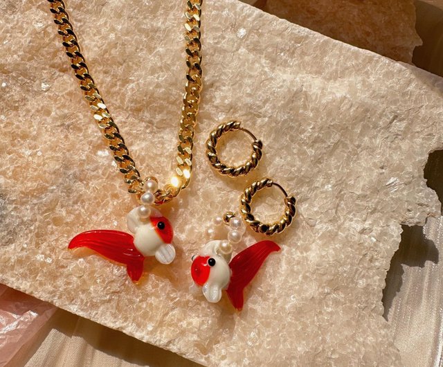 GOLD FISH Combo - 鮮やかな赤と白の金魚パール ピアス + 鎖骨チェーン