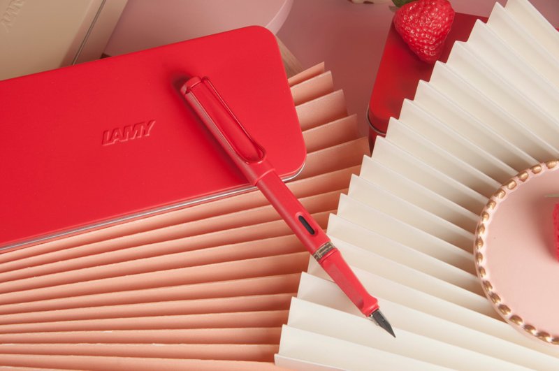 LAMY Colorful Pen Gift Box / Safari Hunter Series - Strawberry Lovers - ปากกาหมึกซึม - พลาสติก สีแดง