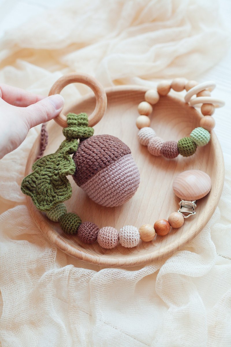 Forest Baby Gift Box: Acorn Rattle Toy, Teething Ring and Pacifier Clip Holder - ของขวัญวันครบรอบ - ไม้ สีนำ้ตาล