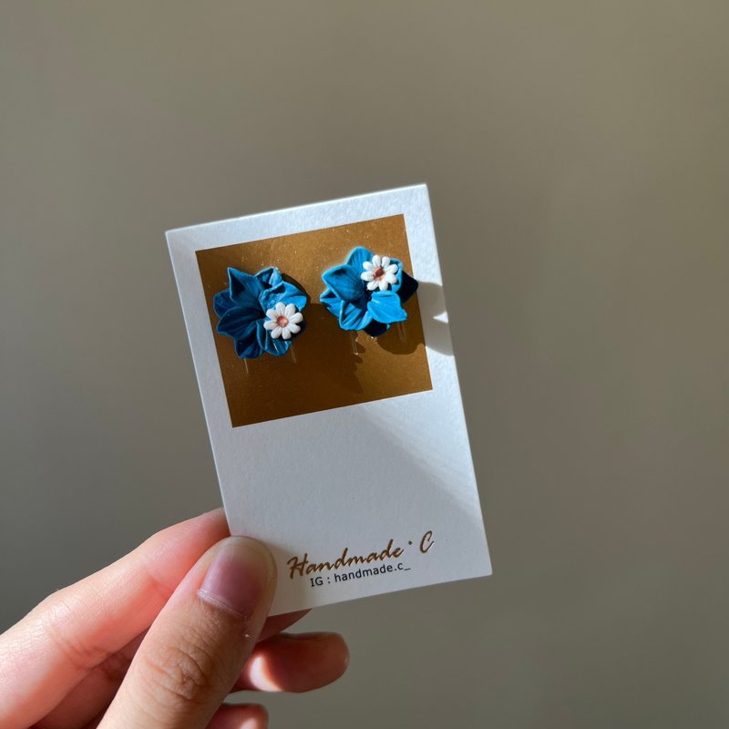 Flower resin earrings, Hydrangea resin earrings, Real floral earrings - ต่างหู - ดินเผา สีน้ำเงิน