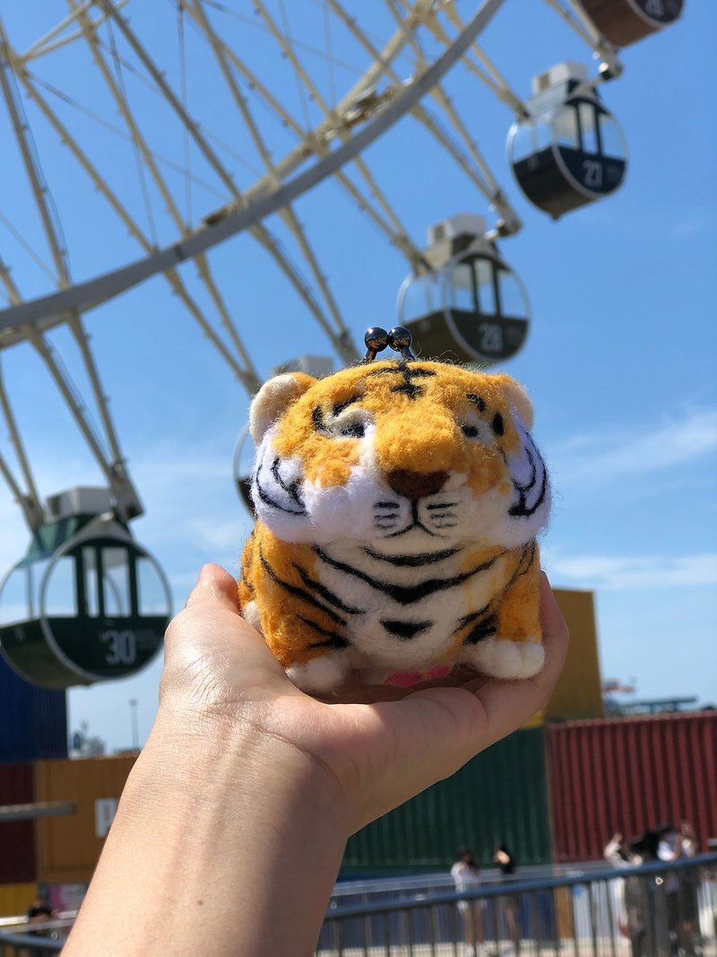 The tiger rides the Ferris wheel purse - กระเป๋าใส่เหรียญ - ขนแกะ สีเหลือง