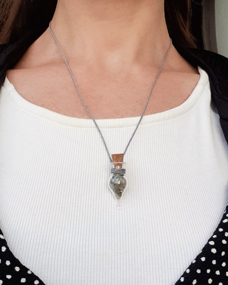 Labradorite necklace, Glass bottle with raw gems on a cord or silver 925 chain - 項鍊 - 寶石 灰色
