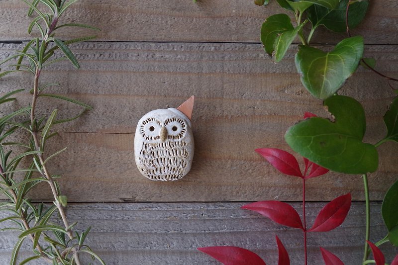 white owl going to the party broach  05/ animal pottery broach - Brooches - Pottery White