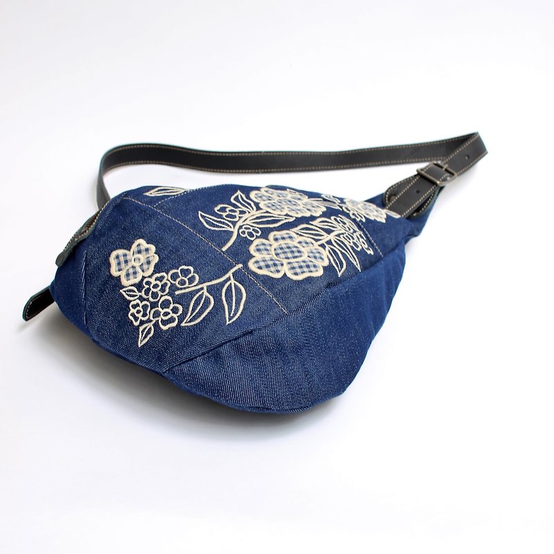 Retro flower embroidery / shoulder bag - กระเป๋าเป้สะพายหลัง - ผ้าฝ้าย/ผ้าลินิน สีน้ำเงิน