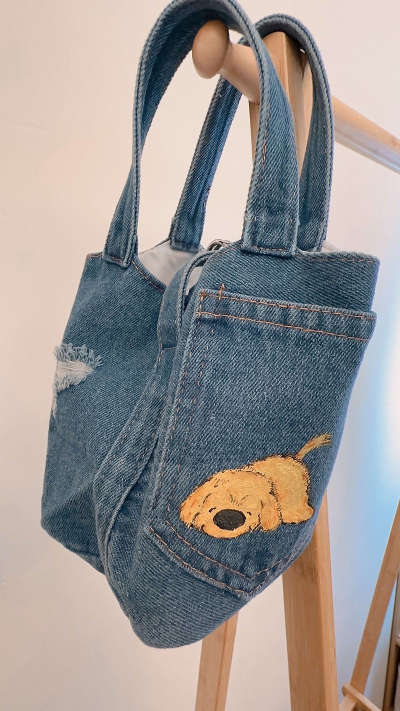 Hand-painted denim bag x Whose dog golden retriever casual bag handbag canvas bag can be customized - กระเป๋าถือ - ผ้าฝ้าย/ผ้าลินิน สีน้ำเงิน