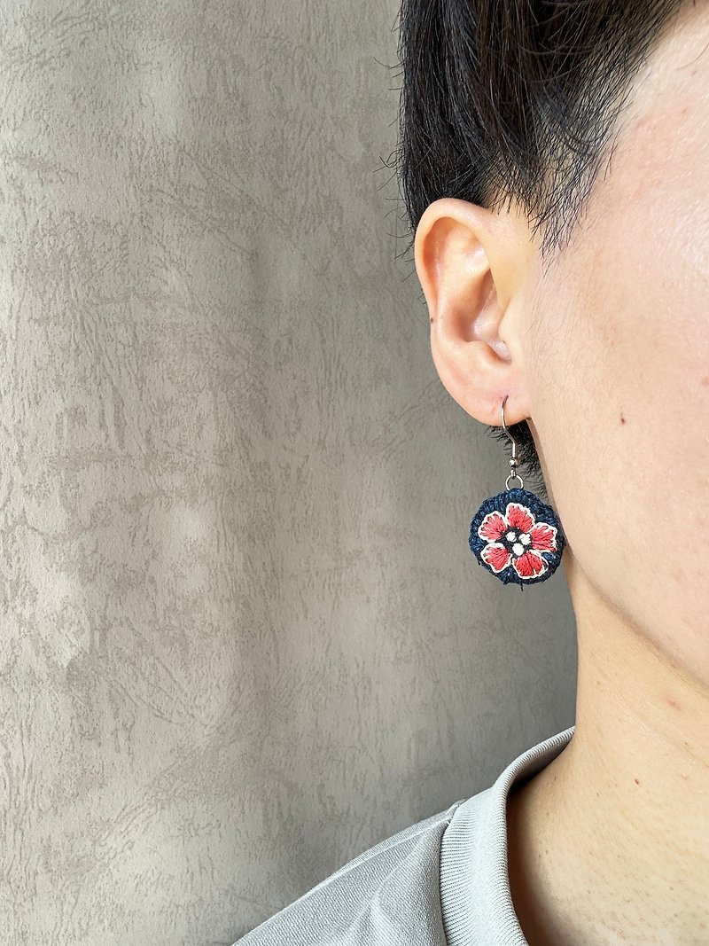 刺繡耳環日本花耳掛耳飾 - 耳環/耳夾 - 棉．麻 紅色