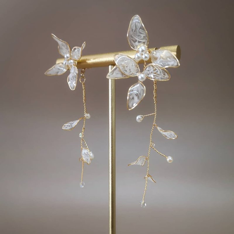 小確幸 | 耳針耳夾 | 手作婚禮樹脂水晶花飾品 - 耳環/耳夾/耳骨夾 - 矽膠 白色