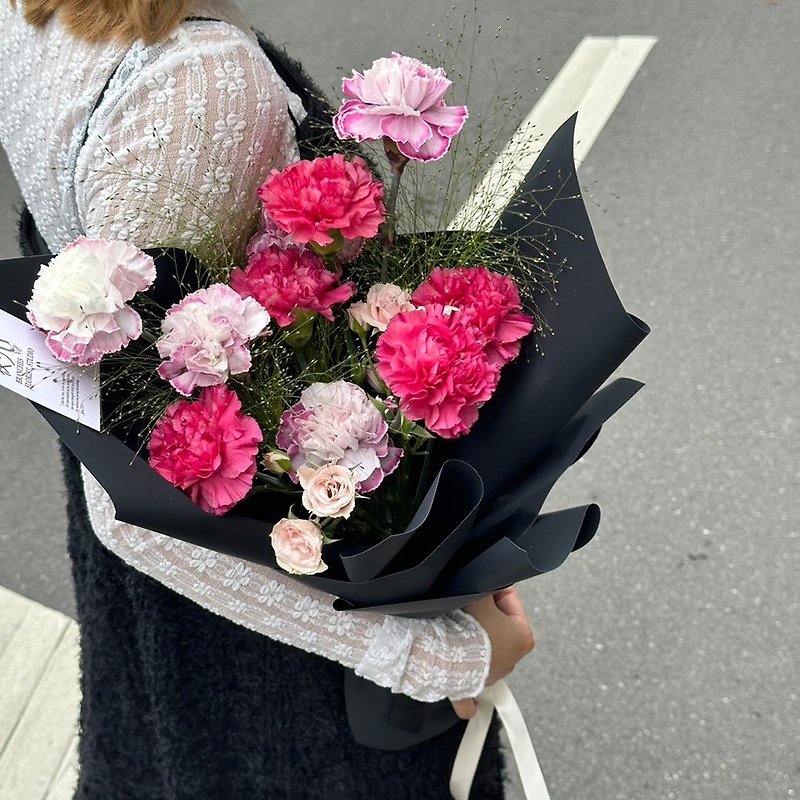 10朵康乃馨混合花束 黑色時尚媽咪款 / 鮮花 母親節 送禮 紀念日 - 植栽/盆栽 - 植物．花 
