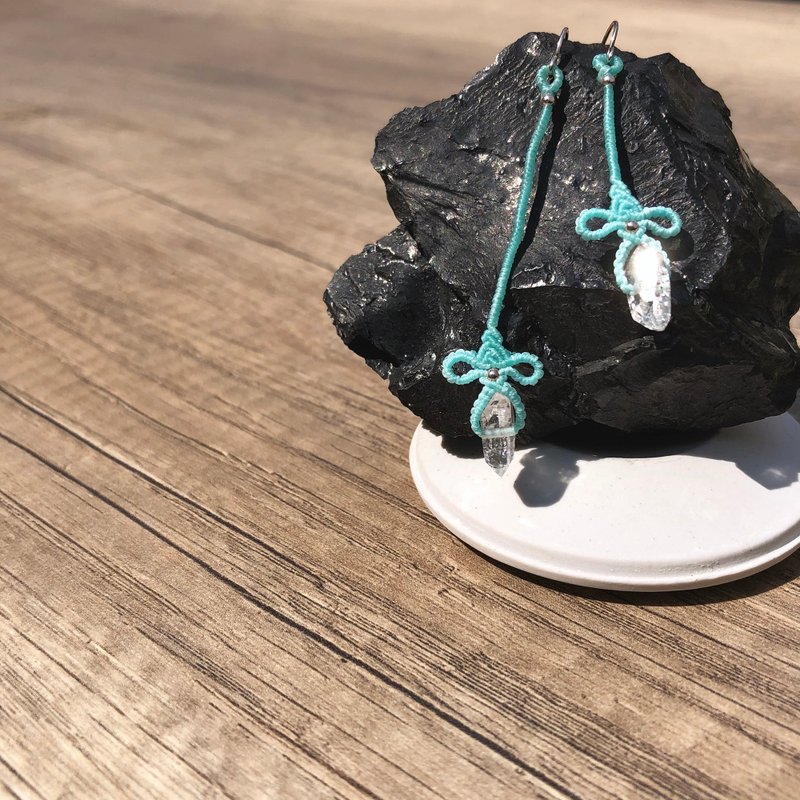 閃靈鑽蝴蝶結耳飾 粉藍色 Herkimer Diamond Tiny Bow Earrings - 耳環/耳夾/耳骨夾 - 水晶 藍色