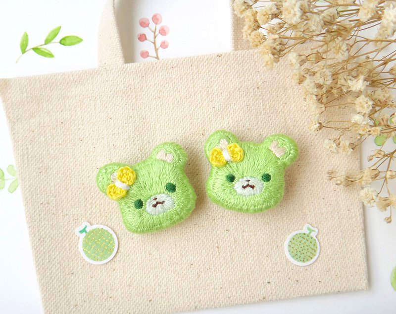 刺繡別針/6月生日熊/哈密瓜/安全別針 - 徽章/別針 - 棉．麻 綠色