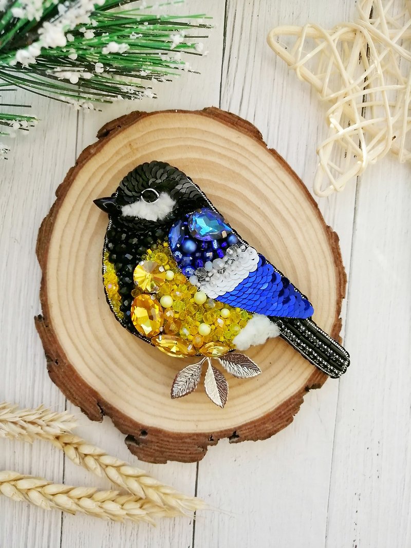 Tit brooch, embroidered bird brooch, bird decoration - Brooches - Crystal Blue