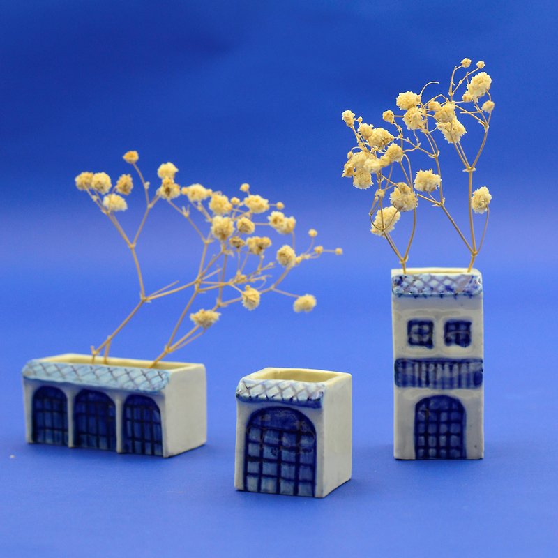 Miniature Plant Pot Blue and white old building shape - 花瓶/花器 - 陶 藍色
