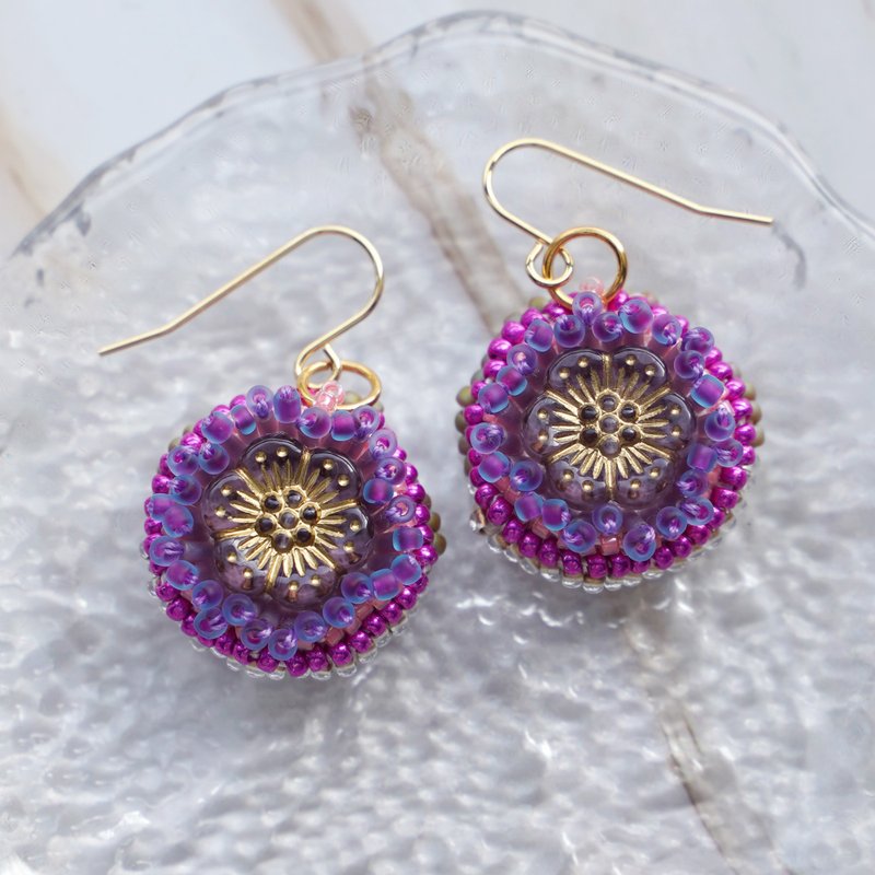 ビーズ刺繍のフック式ピアス, パープルの花モチーフ×ピンク, サージカルステンレス, ギフトにも, No.3 - 耳環/耳夾/耳骨夾 - 塑膠 紫色