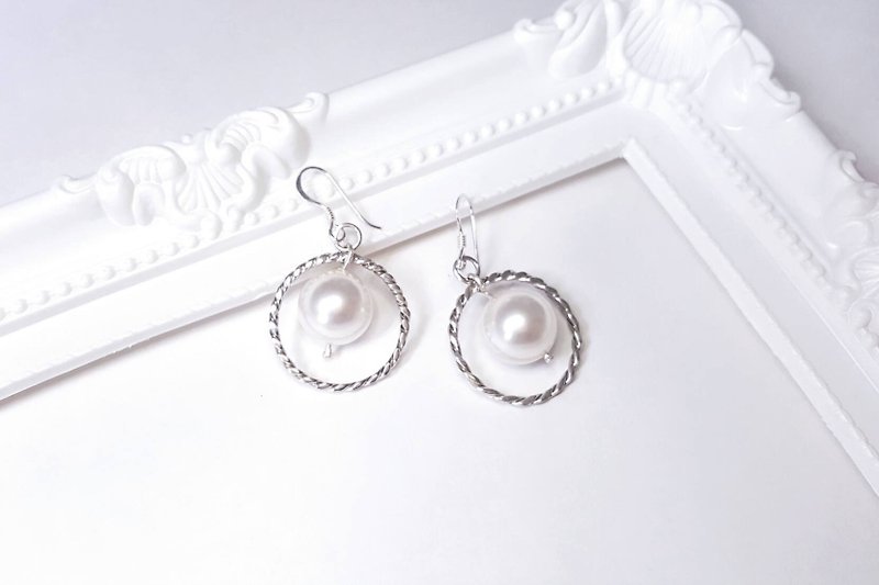 //Dance of Memories // Sterling Silver Twist Swarovski Crystal Pearl Earrings Earrings - ต่างหู - โลหะ ขาว