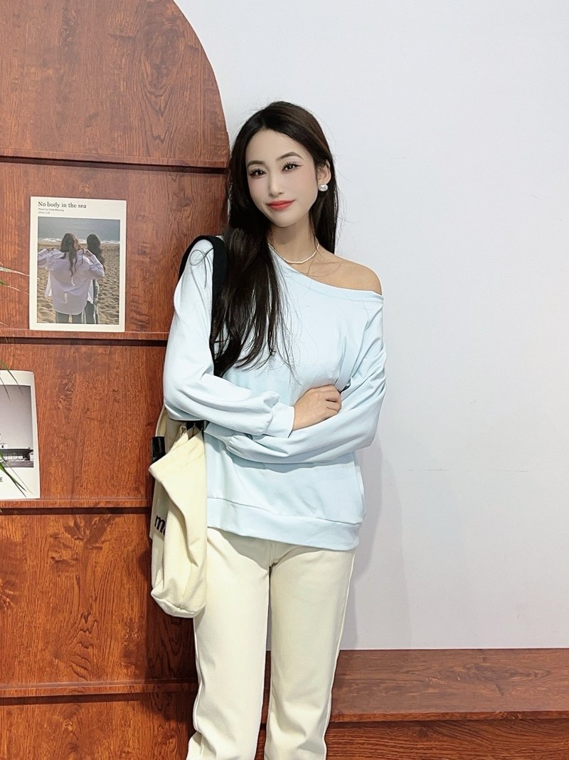 Blue off-the-shoulder loose sweatshirt long-sleeved top - เสื้อผู้หญิง - ผ้าฝ้าย/ผ้าลินิน 