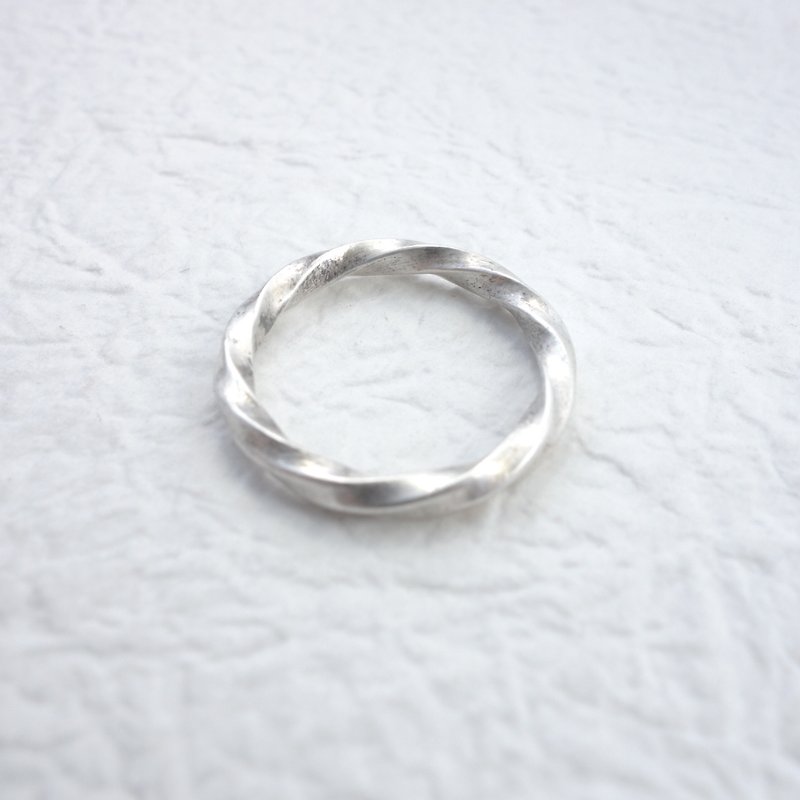 Twist Sterling Silver Ring - Unisex - แหวนทั่วไป - เงินแท้ สีเงิน