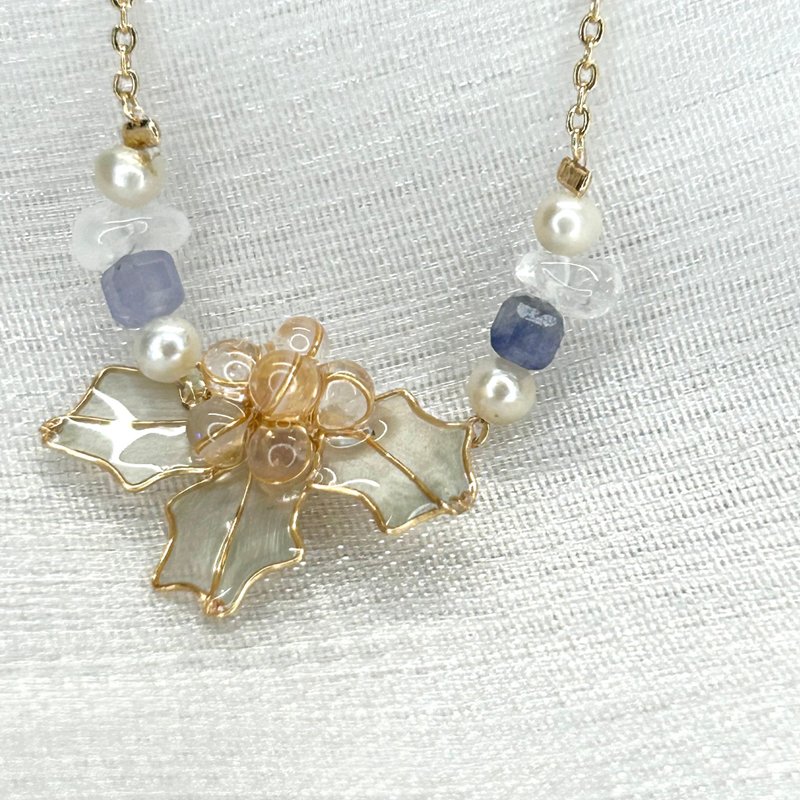 【シルバーホワイトヒイラギ x タンザナイト - クリスタルフラワーブレスレット】12月の誕生花 誕生石 花言日和 - ピアス・イヤリング - レジン 