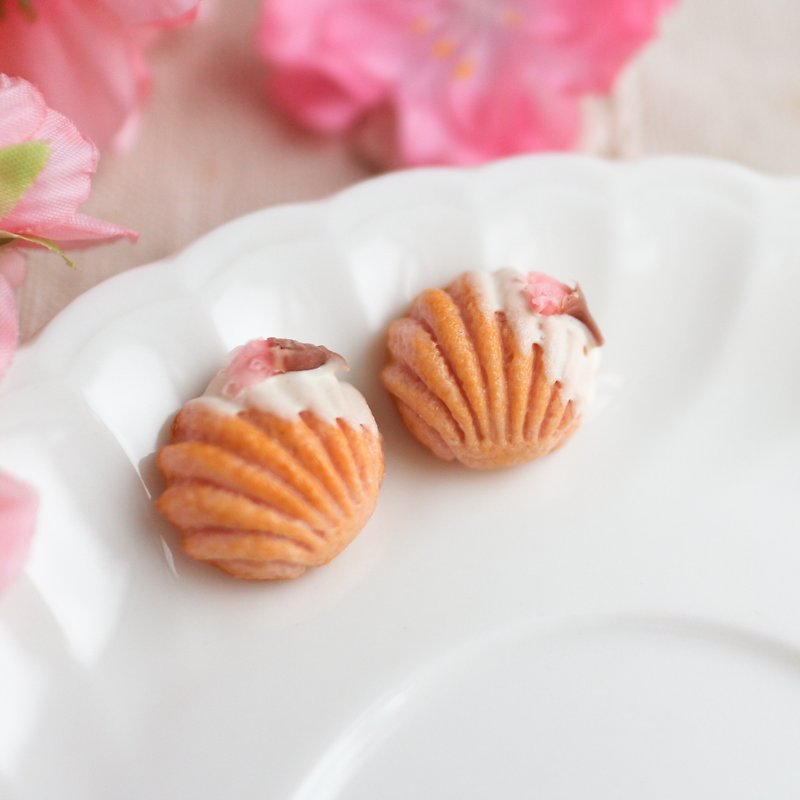 Sakura madeleine shell cake earrings single flat version with fan blade facing up - Earrings & Clip-ons - Clay Pink