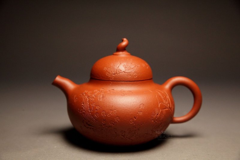 【歲寒三友】傳統手工製壺 柯沁鈺 陶刻 石紅朱泥 200cc - 茶壺/茶杯/茶具 - 陶 紅色