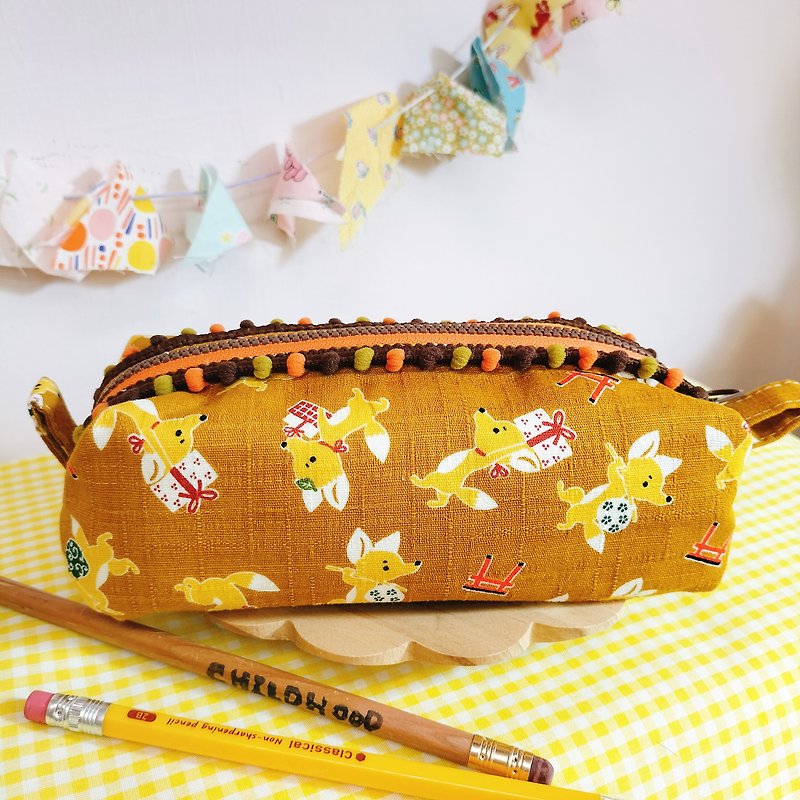The little fox cosmetic bag storage bag and pencil case that brings luck and gifts - กระเป๋าเครื่องสำอาง - ผ้าฝ้าย/ผ้าลินิน 
