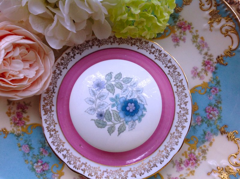 ♥ ♥ Annie crazy Antiquities British Royal Queen wedgwood bone china flowers round jewelry box birthday gift - Stock new - อื่นๆ - เครื่องลายคราม สีน้ำเงิน