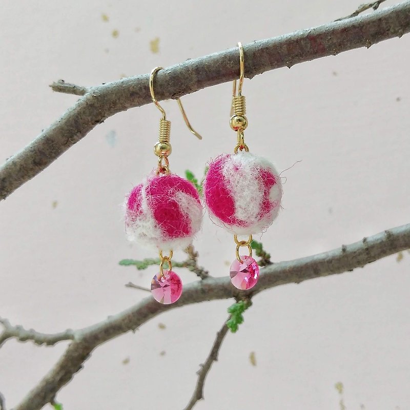 Yunwu hand-made wool felt earrings Peach Swarovski crystals can be changed Clip-On - ต่างหู - ขนแกะ สึชมพู