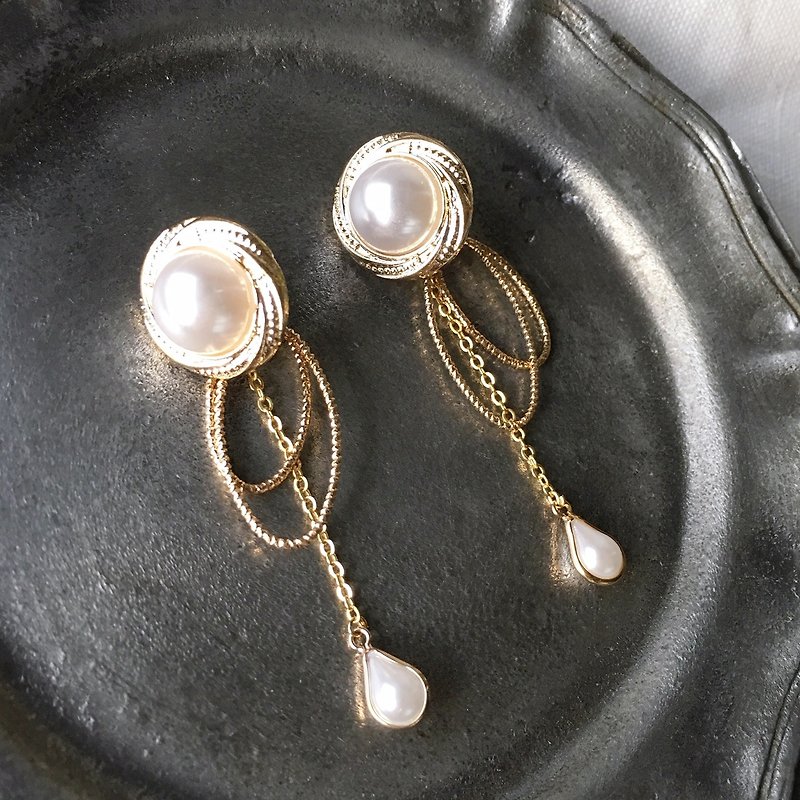 2 Way / White pearls with drop pearls pierces - Earrings & Clip-ons - Plastic White