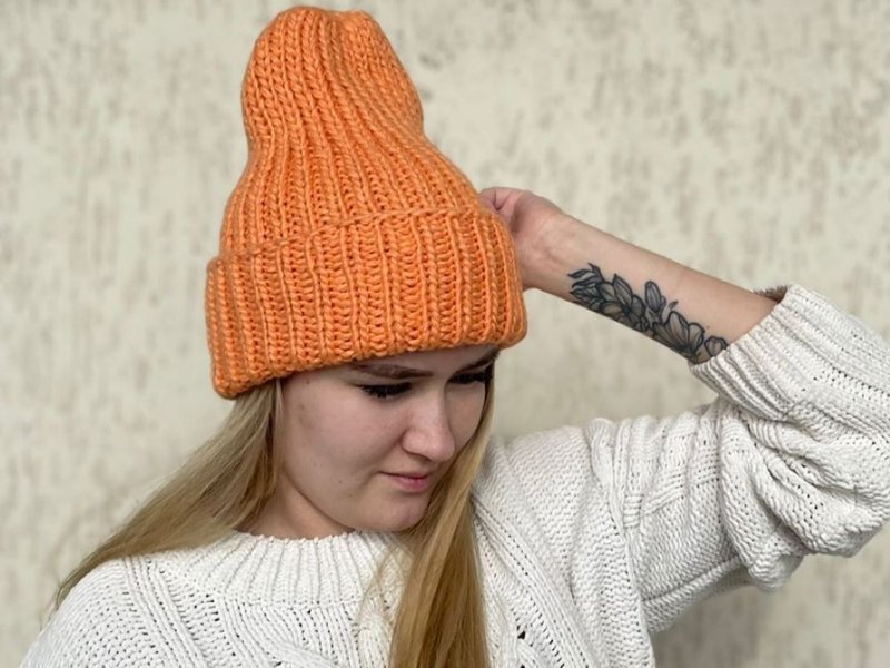 Warm handmade knitted hat | レディース帽子 - หมวก - วัสดุอื่นๆ สีส้ม