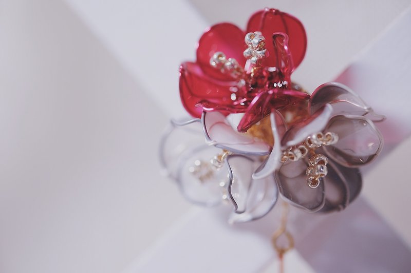 Hanakin花金 Flamenco 紅灰 手作飾品耳環 無垂吊訂製 kris賣場 - 耳環/耳夾 - 塑膠 紅色