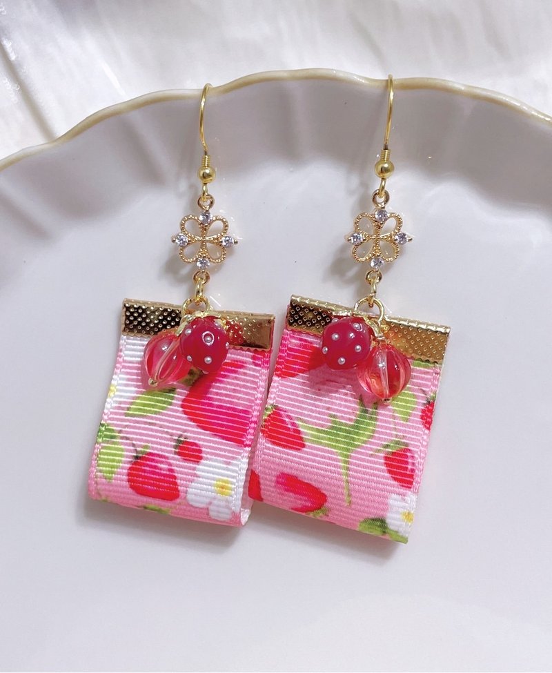 Cute pink strawberry ribbon shape // three-dimensional strawberry rhinestone pendant 14K color-preserving earrings - สร้อยข้อมือ - โลหะ 