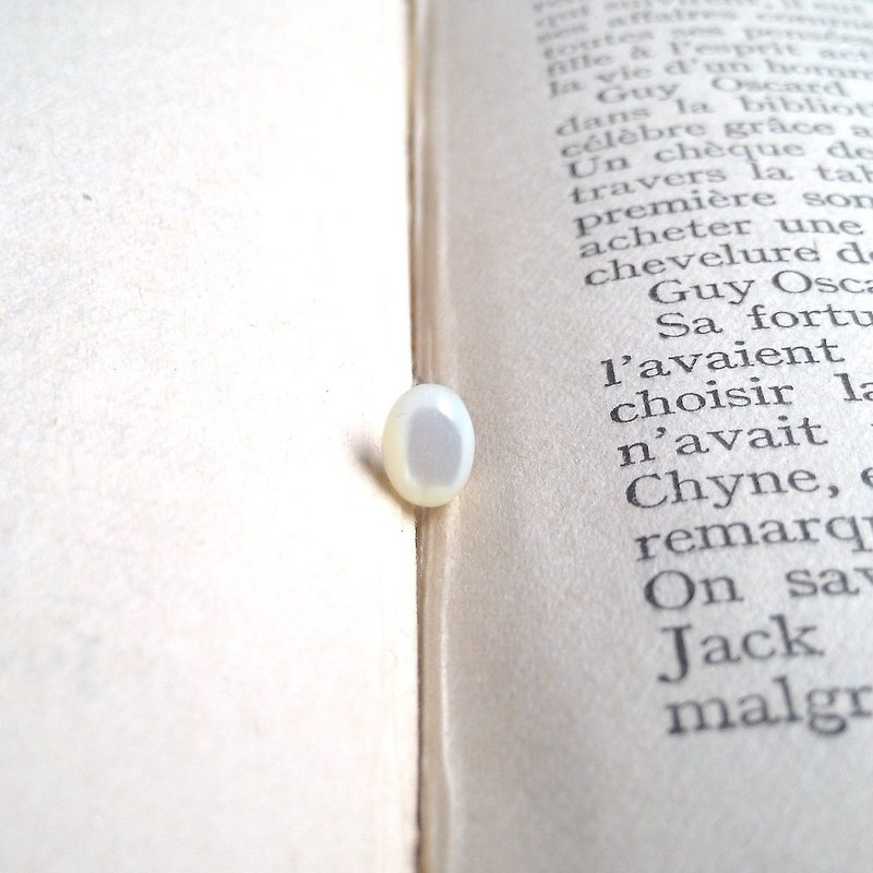 Shell - oval stainless steel earring - Earrings & Clip-ons - Gemstone White