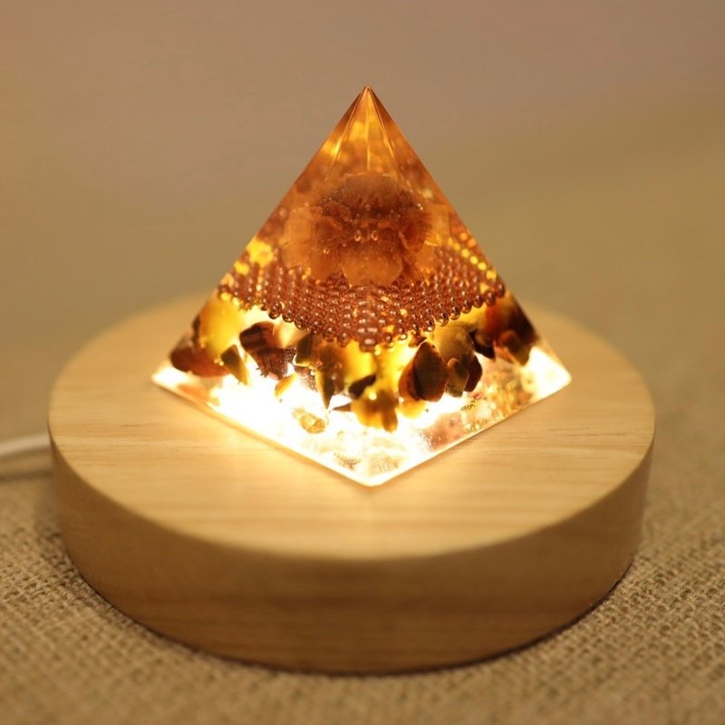 Red Sun Glow - Nepheline Orgonite Pyramid Night Light - โคมไฟ - เครื่องประดับพลอย สีแดง